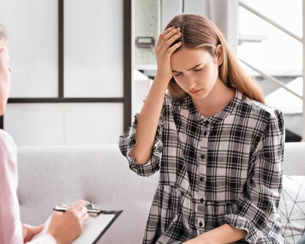 child-psychologist-working-with-teenage-girl-office_495423-31135